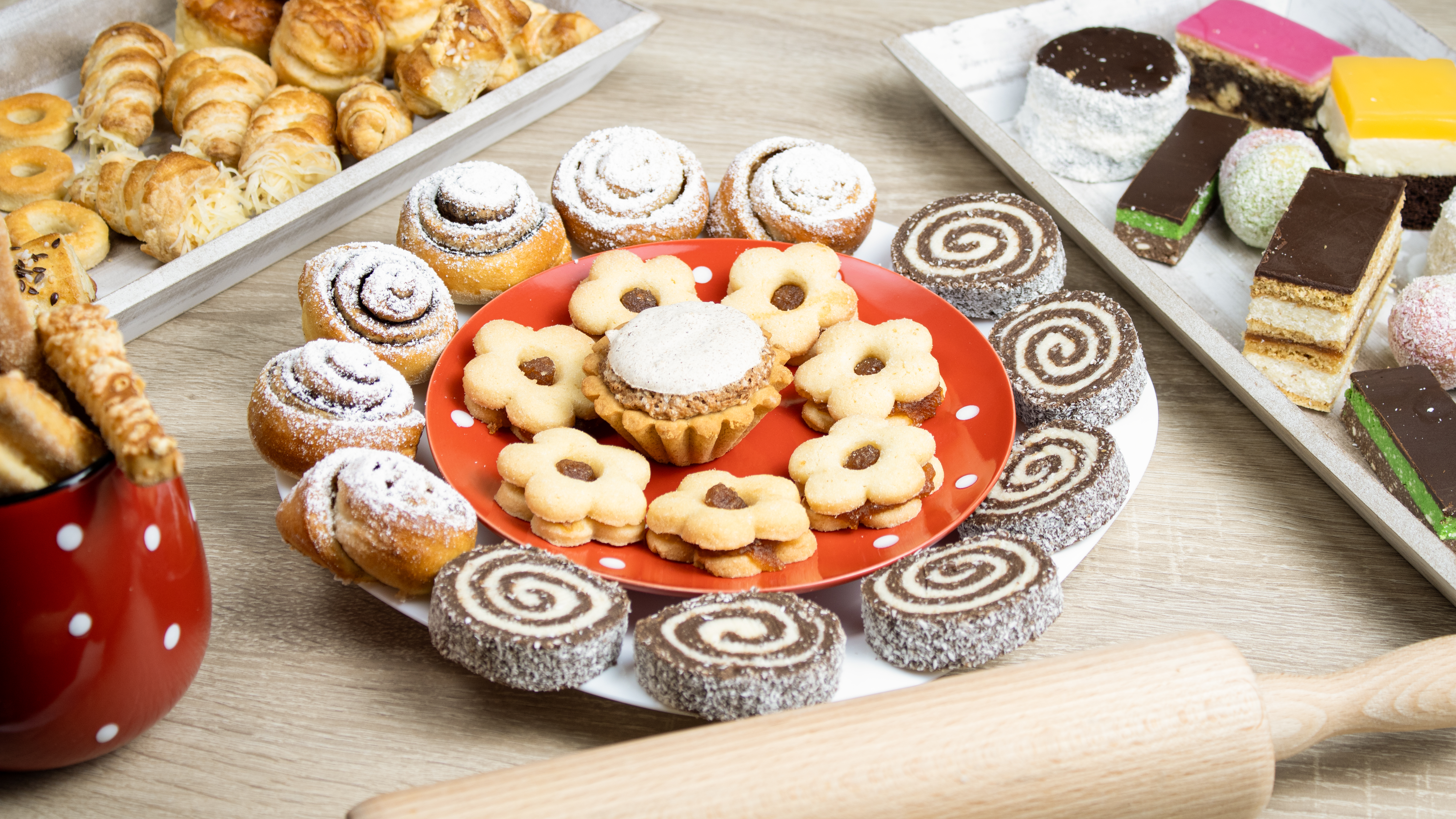 Frissen sült sütemények pulton